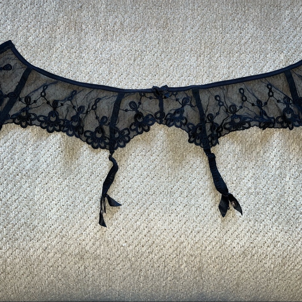 Black lace garter
